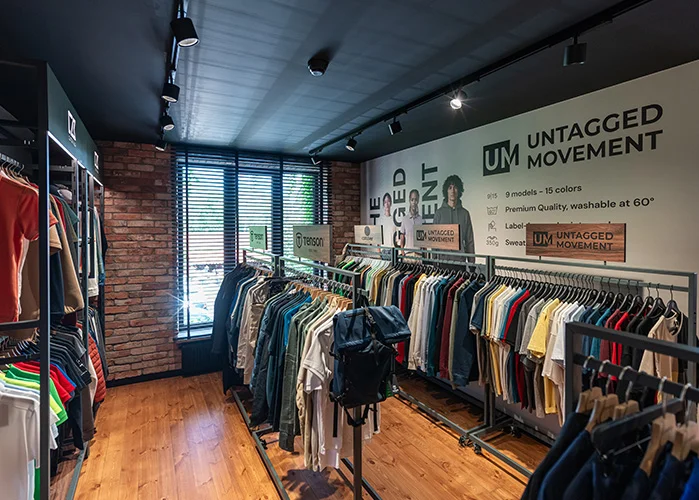 Wejście do showroomu i panel sterowania